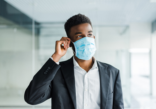 Homem usando máscara no ambiente de trabalho